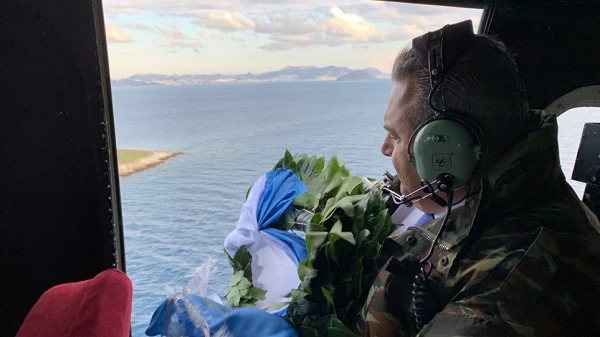 Σόου Καμμένου μετά την παραίτηση – Μπήκε στο ελικόπτερο, πήγε στα Ίμια και έριξε στεφάνι